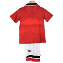 Conjunto infantil retro Manchester United 1994 1996 primera equipación roja con cuello azul y pantalón blanco calidad 1.1 premium época Eric Cantona oficial, Manchester United infantil retro, Conjunto niño United 1994 rojo, Ropa Manchester United niños retro, Equipación United junior 94/96, Calidad 1.1 infantil, Tienda Hincha Futbolero, Regalo niño Manchester United fútbol, Camiseta roja United niño retro, United Kids Retro 1995 Cantona.