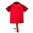 Conjunto infantil retro Manchester United 1996 1997 primera equipación roja con cuello polo y pantalón blanco calidad 1.1 premium época Eric Cantona oficial, Manchester United infantil retro, Conjunto niño United 1996 rojo, Ropa Manchester United niños retro, Equipación United junior 96/97, Calidad 1.1 infantil, Tienda Hincha Futbolero, Regalo niño Manchester United fútbol, Camiseta roja United niño retro, United Kids Retro 1996 Cantona.