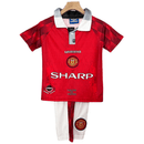 Conjunto infantil retro Manchester United 1996 1997 primera equipación roja con cuello polo y pantalón blanco calidad 1.1 premium época Eric Cantona oficial, Manchester United infantil retro, Conjunto niño United 1996 rojo, Ropa Manchester United niños retro, Equipación United junior 96/97, Calidad 1.1 infantil, Tienda Hincha Futbolero, Regalo niño Manchester United fútbol, Camiseta roja United niño retro, United Kids Retro 1996 Cantona.