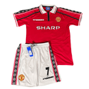 Conjunto infantil retro Manchester United 1998 1999 primera equipación roja y pantalón blanco calidad 1.1 premium época David Beckham triplete oficial, Manchester United infantil retro, Conjunto niño United 1999 rojo, Ropa Manchester United niños retro, Equipación United junior 98/99, Calidad 1.1 infantil, Tienda Hincha Futbolero, Regalo niño Manchester United fútbol, Camiseta roja United niño retro, United Kids Retro 1998.