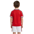 Conjunto infantil retro Manchester United 1998 1999 primera equipación roja y pantalón blanco calidad 1.1 premium época David Beckham triplete oficial, Manchester United infantil retro, Conjunto niño United 1999 rojo, Ropa Manchester United niños retro, Equipación United junior 98/99, Calidad 1.1 infantil, Tienda Hincha Futbolero, Regalo niño Manchester United fútbol, Camiseta roja United niño retro, United Kids Retro 1998.