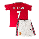 Conjunto infantil retro Manchester United 1998 1999 primera equipación roja y pantalón blanco calidad 1.1 premium época David Beckham triplete oficial, Manchester United infantil retro, Conjunto niño United 1999 rojo, Ropa Manchester United niños retro, Equipación United junior 98/99, Calidad 1.1 infantil, Tienda Hincha Futbolero, Regalo niño Manchester United fútbol, Camiseta roja United niño retro, United Kids Retro 1998.