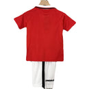 Conjunto infantil retro Manchester United 1999 2000 primera equipación roja con cuello polo y pantalón blanco calidad 1.1 premium época David Beckham oficial,Manchester United infantil retro, Conjunto niño United 1999 rojo, Ropa Manchester United niños retro, Equipación United junior 99/00, Calidad 1.1 infantil, Tienda Hincha Futbolero, Regalo niño Manchester United fútbol, Camiseta roja United niño retro, United Kids Retro 1999 Beckham.