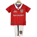 Conjunto infantil retro Manchester United 1999 2000 primera equipación roja con cuello polo y pantalón blanco calidad 1.1 premium época David Beckham oficial,Manchester United infantil retro, Conjunto niño United 1999 rojo, Ropa Manchester United niños retro, Equipación United junior 99/00, Calidad 1.1 infantil, Tienda Hincha Futbolero, Regalo niño Manchester United fútbol, Camiseta roja United niño retro, United Kids Retro 1999 Beckham.