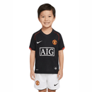 Conjunto infantil retro Manchester United 2007 2008 segunda equipación camiseta negra y pantalón blanco Cristiano Ronaldo CR7 calidad 1.1 oficial, Manchester United infantil retro, Conjunto niño United 2007 negro, Ropa Manchester United niños retro, Equipación United junior 07/08, Calidad 1.1 infantil, Tienda Hincha Futbolero, Regalo niño Cristiano Ronaldo United, Camiseta retro Manchester United niño negra, United Kids Retro Kit.