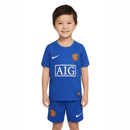 Conjunto infantil retro Manchester United 2008 2009 segunda equipación camiseta y pantalón azul calidad 1.1 oficial, Manchester United infantil retro, Conjunto niño United 2008 azul, Ropa Manchester United niños retro, Equipación United junior 08/09, Calidad 1.1 infantil, Tienda Hincha Futbolero, Regalo niño Manchester United fútbol, Camiseta azul United niño retro, United Kids Retro Kit.