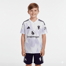 Manchester United infantil, Conjunto niño Manchester United, Camiseta blanca Man Utd, Kit fútbol niños 2026, Ropa oficial Red Devils junior, Regalo niño Manchester United, Conjunto visitante blanco, Jersey United 25/26 kids, Equipación infantil barata, Tienda Hincha Futbolero.