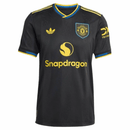 Camiseta oficial tercera equipación del Manchester United temporada 2025 2026 color negro para hombre de Tienda Hincha Futbolero, Camiseta Manchester United, Manchester United 2025/26, Tercera equipación Manchester United, Jersey negro Manchester United, Ropa oficial Red Devils, Comprar camiseta United online, Calidad premium Manchester United, Premier League moda, Manchester United 2026.