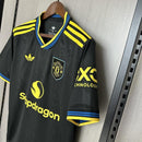 Camiseta oficial tercera equipación del Manchester United temporada 2025 2026 color negro para hombre de Tienda Hincha Futbolero, Camiseta Manchester United, Manchester United 2025/26, Tercera equipación Manchester United, Jersey negro Manchester United, Ropa oficial Red Devils, Comprar camiseta United online, Calidad premium Manchester United, Premier League moda, Manchester United 2026.