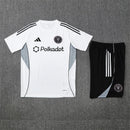 Conjunto hombre entrenamiento Inter Miami camiseta blanca y pantalón corto negro temporada 2025 2026 calidad 1.1 oficial, Inter Miami entrenamiento 2025, Conjunto blanco y negro Miami, Ropa entrenamiento Inter Miami, Camiseta entrenamiento Messi hombre, Calidad 1.1 Miami, Tienda Hincha Futbolero, MLS 2026 training, Bloke Core deportivo, Regalo hombre Inter Miami, Kit entrenamiento blanco 25/26.