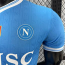 Camiseta oficial SSC Napoli primera equipación 2025 2026 versión jugador color azul para hombre de Tienda Hincha Futbolero, Camiseta Napoli versión jugador, Napoli 2025/26, Primera equipación Napoli, Ropa oficial Napoli, Napoli Player Version, Comprar camiseta Napoli profesional, Azzurri moda, Napoli 2026, Camiseta técnica fútbol Italia.