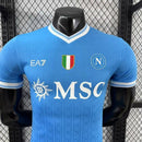 Camiseta oficial SSC Napoli primera equipación 2025 2026 versión jugador color azul para hombre de Tienda Hincha Futbolero, Camiseta Napoli versión jugador, Napoli 2025/26, Primera equipación Napoli, Ropa oficial Napoli, Napoli Player Version, Comprar camiseta Napoli profesional, Azzurri moda, Napoli 2026, Camiseta técnica fútbol Italia.