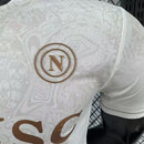 Camiseta oficial SSC Napoli segunda equipación 2025 2026 versión jugador para hombre de Tienda Hincha Futbolero, Camiseta Napoli versión jugador, Napoli 2025/26, Segunda equipación Napoli, Ropa oficial Napoli, Napoli Player Version, Comprar camiseta Napoli profesional, Azzurri moda, Napoli 2026, Camiseta técnica fútbol Italia.