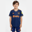 Conjunto infantil Newcastle United 2025 2026 tercera equipación azul marino camiseta y pantalón calidad 1.1 oficial, Newcastle infantil 25/26, Conjunto niño Newcastle azul marino, Ropa Newcastle United niños 2026, Equipación Newcastle junior 25/26, Calidad 1.1 infantil azul, Tienda Hincha Futbolero, Regalo niño fútbol Newcastle, Camiseta azul marino Newcastle niño, Newcastle Kids 2025 Third.