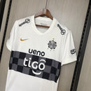 Camiseta hombre club Olimpia temporada 2026 2027 primera equipación blanca con franja negra calidad 1.1 premium Tienda Hincha Futbolero. Olimpia 2026, Camiseta Olimpia 2027, Franja Negra Jersey, Ropa Olimpia paraguayo, Camiseta Olimpia blanca, Calidad 1.1 Olimpia, Rey de Copas, Tienda Hincha Futbolero, Olimpia Home Jersey 26/27.