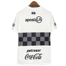 Camiseta hombre club Olimpia temporada 2026 2027 primera equipación blanca con franja negra calidad 1.1 premium Tienda Hincha Futbolero. Olimpia 2026, Camiseta Olimpia 2027, Franja Negra Jersey, Ropa Olimpia paraguayo, Camiseta Olimpia blanca, Calidad 1.1 Olimpia, Rey de Copas, Tienda Hincha Futbolero, Olimpia Home Jersey 26/27.
