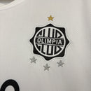 Camiseta hombre club Olimpia temporada 2026 2027 primera equipación blanca con franja negra calidad 1.1 premium Tienda Hincha Futbolero. Olimpia 2026, Camiseta Olimpia 2027, Franja Negra Jersey, Ropa Olimpia paraguayo, Camiseta Olimpia blanca, Calidad 1.1 Olimpia, Rey de Copas, Tienda Hincha Futbolero, Olimpia Home Jersey 26/27.
