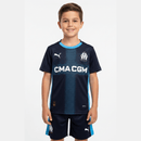 Olympique Marseille 2026, Conjunto Marsella infantil, Equipación niños OM azul marino, Camiseta Marsella niño 2026, Kit de fútbol junior Francia, Regalo fútbol niños Marsella, Ropa oficial Olympique Marseille, Pantalón niño Marsella azul, Comprar conjunto infantil barato, Tienda Hincha Futbolero.