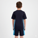 Olympique Marseille 2026, Conjunto Marsella infantil, Equipación niños OM azul marino, Camiseta Marsella niño 2026, Kit de fútbol junior Francia, Regalo fútbol niños Marsella, Ropa oficial Olympique Marseille, Pantalón niño Marsella azul, Comprar conjunto infantil barato, Tienda Hincha Futbolero.