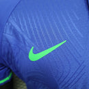 Polo oficial de la selección de Brasil segunda equipación 2025 2026 versión jugador color azul para hombre de Tienda Hincha Futbolero, Polo Brasil versión jugador, Brasil 2025/26, Polo Brasil azul, Ropa oficial Brasil, Brasil Player Version, Comprar polo Brasil profesional, Moda Brasil fútbol, Brasil 2026, Polo técnica deportiva.