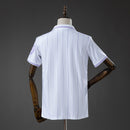 Camiseta tipo polo del Real Madrid temporada 2026 2027 para hombre estilo retro color blanco con rayas púrpuras de Tienda Hincha Futbolero, Polo Real Madrid retro, Polo Real Madrid blanco y morado, Camiseta polo Real Madrid 2026, Ropa oficial del Real Madrid original, Comprar polo de hombre del Real Madrid, Calidad premium Real Madrid casual, Ropa de fútbol de vestir, Jersey oficial Real Madrid LaLiga, Camiseta blanca y púrpura Real Madrid.