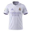 Camiseta tipo polo del Real Madrid temporada 2026 2027 para hombre estilo retro color blanco con rayas púrpuras de Tienda Hincha Futbolero, Polo Real Madrid retro, Polo Real Madrid blanco y morado, Camiseta polo Real Madrid 2026, Ropa oficial del Real Madrid original, Comprar polo de hombre del Real Madrid, Calidad premium Real Madrid casual, Ropa de fútbol de vestir, Jersey oficial Real Madrid LaLiga, Camiseta blanca y púrpura Real Madrid.