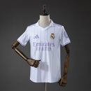 Camiseta tipo polo del Real Madrid temporada 2026 2027 para hombre estilo retro color blanco con rayas púrpuras de Tienda Hincha Futbolero, Polo Real Madrid retro, Polo Real Madrid blanco y morado, Camiseta polo Real Madrid 2026, Ropa oficial del Real Madrid original, Comprar polo de hombre del Real Madrid, Calidad premium Real Madrid casual, Ropa de fútbol de vestir, Jersey oficial Real Madrid LaLiga, Camiseta blanca y púrpura Real Madrid.