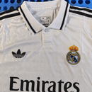 Polo hombre Real Madrid casual blanco temporada 2025 2026 calidad 1.1 oficial, Real Madrid polo 2025, Camiseta polo blanca Madrid, Polo Real Madrid hombre, Ropa casual Real Madrid, Calidad 1.1 Merengue, Tienda Hincha Futbolero, La Liga 2026 lifestyle, Bloke Core elegante, Regalo hombre Real Madrid, Polo blanco 25/26.