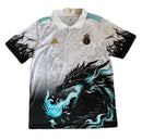 Polo hombre Real Madrid edición especial Dragón temporada 2025 2026 blanco y negro detalles bordados calidad 1.1 Real Madrid 2025, Polo Madrid Dragón, Real Madrid edición especial 25/26, Polo blanco negro Madrid, Ropa barata Real Madrid, Calidad 1.1 Madrid, Estilo Madridista, Tienda Hincha Futbolero, Hala Madrid, Bloke Core Polo.