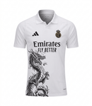 Polo oficial del Real Madrid edición especial Dragón 2025 2026 color blanco para hombre de Tienda Hincha Futbolero, Camiseta Polo Real Madrid, Real Madrid Dragón, Edición especial Real Madrid, Polo blanco Real Madrid, Comprar ropa Real Madrid oficial, Calidad premium merengue, Santiago Bernabéu exclusivo, Polo Real Madrid 2026, Ropa de autor Real Madrid.