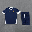 Conjunto de entrenamiento oficial de la selección de Portugal temporada 2025 2026 color azul marino para hombre de Tienda Hincha Futbolero, Conjunto entrenamiento Portugal, Portugal 2025/26, Ropa entrenamiento selección Portugal, Kit técnico Portugal, Comprar conjunto Portugal hombre, Calidad premium Portugal, Portugal azul marino, Entrenamiento fútbol pro, Seleção das Quinas.