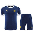 Conjunto de entrenamiento oficial de la selección de Portugal temporada 2025 2026 color azul marino para hombre de Tienda Hincha Futbolero, Conjunto entrenamiento Portugal, Portugal 2025/26, Ropa entrenamiento selección Portugal, Kit técnico Portugal, Comprar conjunto Portugal hombre, Calidad premium Portugal, Portugal azul marino, Entrenamiento fútbol pro, Seleção das Quinas.