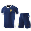 Conjunto de entrenamiento oficial de la selección de Portugal temporada 2025 2026 color azul marino para hombre de Tienda Hincha Futbolero, Conjunto entrenamiento Portugal, Portugal 2025/26, Ropa entrenamiento selección Portugal, Kit técnico Portugal, Comprar conjunto Portugal hombre, Calidad premium Portugal, Portugal azul marino, Entrenamiento fútbol pro, Seleção das Quinas.
