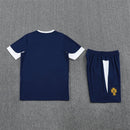 Conjunto de entrenamiento oficial de la selección de Portugal temporada 2025 2026 color azul marino para hombre de Tienda Hincha Futbolero, Conjunto entrenamiento Portugal, Portugal 2025/26, Ropa entrenamiento selección Portugal, Kit técnico Portugal, Comprar conjunto Portugal hombre, Calidad premium Portugal, Portugal azul marino, Entrenamiento fútbol pro, Seleção das Quinas.