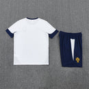 Conjunto de entrenamiento oficial de la selección de Portugal temporada 2025 2026 camiseta blanca y pantalón azul marino para hombre de Tienda Hincha Futbolero, Conjunto entrenamiento Portugal, Portugal 2025/26, Ropa entrenamiento selección Portugal, Kit técnico Portugal, Comprar conjunto Portugal hombre, Calidad premium Portugal, Portugal blanco azul, Entrenamiento fútbol pro, Seleção das Quinas