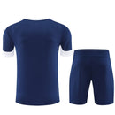 Conjunto de entrenamiento oficial de la selección de Portugal temporada 2025 2026 color azul marino para hombre de Tienda Hincha Futbolero, Conjunto entrenamiento Portugal, Portugal 2025/26, Ropa entrenamiento selección Portugal, Kit técnico Portugal, Comprar conjunto Portugal hombre, Calidad premium Portugal, Portugal azul marino, Entrenamiento fútbol pro, Seleção das Quinas.