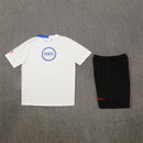 Conjunto hombre entrenamiento PSG temporada 2025 2026 camiseta blanca pantalón negro calidad 1.1 premium Tienda Hincha Futbolero. PSG 2025, PSG 2026, Conjunto PSG, Entrenamiento PSG blanco, Chándal PSG negro, Ropa PSG fútbol, Calidad 1.1 PSG, Bloke Core Paris, Tienda Hincha Futbolero, PSG Training Kit 25/26.
