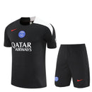 Conjunto hombre entrenamiento PSG temporada 2025 2026 negro total camiseta y pantalón calidad 1.1 premium Tienda Hincha Futbolero. PSG 2025, PSG 2026, Conjunto PSG negro, Entrenamiento PSG 25/26, Chándal PSG negro, Ropa PSG fútbol, Calidad 1.1 PSG, Bloke Core Paris, Tienda Hincha Futbolero, PSG Black Training Kit.