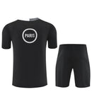 Conjunto hombre entrenamiento PSG temporada 2025 2026 negro total camiseta y pantalón calidad 1.1 premium Tienda Hincha Futbolero. PSG 2025, PSG 2026, Conjunto PSG negro, Entrenamiento PSG 25/26, Chándal PSG negro, Ropa PSG fútbol, Calidad 1.1 PSG, Bloke Core Paris, Tienda Hincha Futbolero, PSG Black Training Kit.