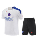 Conjunto hombre entrenamiento PSG temporada 2025 2026 camiseta blanca pantalón negro calidad 1.1 premium Tienda Hincha Futbolero. PSG 2025, PSG 2026, Conjunto PSG, Entrenamiento PSG blanco, Chándal PSG negro, Ropa PSG fútbol, Calidad 1.1 PSG, Bloke Core Paris, Tienda Hincha Futbolero, PSG Training Kit 25/26.