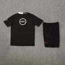 Conjunto hombre entrenamiento PSG temporada 2025 2026 negro total camiseta y pantalón calidad 1.1 premium Tienda Hincha Futbolero. PSG 2025, PSG 2026, Conjunto PSG negro, Entrenamiento PSG 25/26, Chándal PSG negro, Ropa PSG fútbol, Calidad 1.1 PSG, Bloke Core Paris, Tienda Hincha Futbolero, PSG Black Training Kit.
