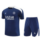 Conjunto de entrenamiento oficial del PSG temporada 2025 2026 color azul para hombre de Tienda Hincha Futbolero. Conjunto entrenamiento PSG, PSG 2025/26, Ropa entrenamiento PSG, Kit técnico PSG, Comprar conjunto PSG hombre, Calidad premium PSG, Entrenamiento fútbol profesional, PSG 2026 azul, Equipación de práctica PSG.