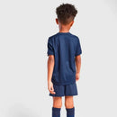 Conjunto infantil niño Paris Saint-Germain primera equipación camiseta azul marino y pantalón corto temporada 2025 2026 calidad 1.1 oficial, PSG infantil 2025, Conjunto niño PSG local, Equipación infantil PSG 25/26, Ropa fútbol niños PSG, Calidad 1.1 infantil, Tienda Hincha Futbolero, Kit fútbol niños azul marino, Regalo fútbol infantil PSG, Jersey PSG kids 2026, Ligue 1 niños.