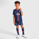 Conjunto infantil niño Paris Saint-Germain primera equipación camiseta azul marino y pantalón corto temporada 2025 2026 calidad 1.1 oficial, PSG infantil 2025, Conjunto niño PSG local, Equipación infantil PSG 25/26, Ropa fútbol niños PSG, Calidad 1.1 infantil, Tienda Hincha Futbolero, Kit fútbol niños azul marino, Regalo fútbol infantil PSG, Jersey PSG kids 2026, Ligue 1 niños.