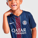 Conjunto infantil niño Paris Saint-Germain primera equipación camiseta azul marino y pantalón corto temporada 2025 2026 calidad 1.1 oficial, PSG infantil 2025, Conjunto niño PSG local, Equipación infantil PSG 25/26, Ropa fútbol niños PSG, Calidad 1.1 infantil, Tienda Hincha Futbolero, Kit fútbol niños azul marino, Regalo fútbol infantil PSG, Jersey PSG kids 2026, Ligue 1 niños.