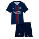 Conjunto infantil niño Paris Saint-Germain primera equipación camiseta azul marino y pantalón corto temporada 2025 2026 calidad 1.1 oficial, PSG infantil 2025, Conjunto niño PSG local, Equipación infantil PSG 25/26, Ropa fútbol niños PSG, Calidad 1.1 infantil, Tienda Hincha Futbolero, Kit fútbol niños azul marino, Regalo fútbol infantil PSG, Jersey PSG kids 2026, Ligue 1 niños.