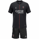 PSG 2026 infantil, Conjunto niño PSG, Camiseta negra PSG niño, Short negro PSG infantil, Ropa oficial PSG kids, Kit fútbol niño 25/26, Regalo fútbol infantil PSG, Equipación cuarta niño, Comprar conjunto barato, Tienda Hincha Futbolero.