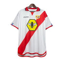 Camiseta oficial del Rayo Vallecano primera equipación temporada 2001 2002 blanca con franja roja retro para hombre de Tienda Hincha Futbolero, Camiseta Rayo Vallecano retro, Rayo 01/02, Ropa Rayo Vallecano vintage, Comprar camiseta Rayo Vallecano, Vallecas, Fútbol español YEARS 2000, Camisetas fútbol retro, Retro Rayo Vallecano 2002, Historia Rayo Vallecano, Colección Rayo, La Liga.
