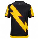 Camiseta del Rayo Vallecano 2025 2026 tercera equipación negra y amarilla de hombre con franja diagonal jersey oficial de Vallecas Tienda Hincha Futbolero, Camiseta Rayo Vallecano 2025, Jersey Rayo Vallecano negro y amarillo, Camiseta Rayo Vallecano tercera equipación, Camiseta del Rayo original hombre, Comprar equipación Rayo Vallecano 2026, Calidad premium Rayo Vallecano, Camiseta fútbol Vallecas, Ropa urbana blockecore, Jersey de colección Rayo Vallecano.