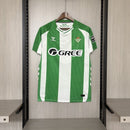 Camiseta hombre Real Betis primera equipación temporada 2025 2026 verde y blanca oficial fútbol bético Benito Villamarín transpirable bordada.